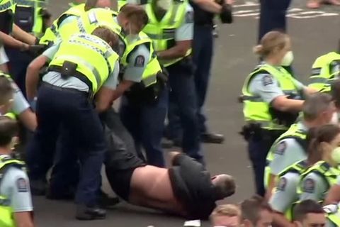 Video: Polizei geht gegen Demonstranten vor Parlamentsgebäude in Neuseeland vor