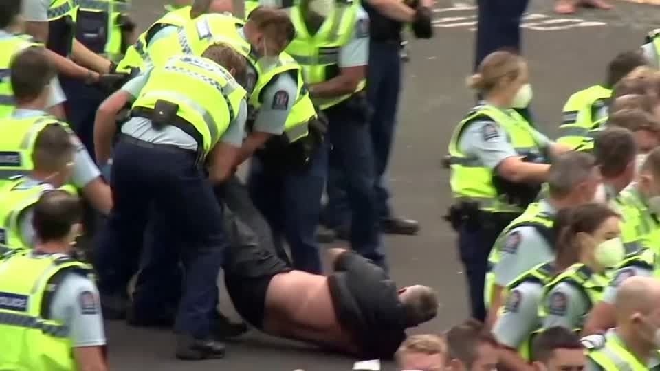 Video: Polizei geht gegen Demonstranten vor Parlamentsgebäude in Neuseeland vor