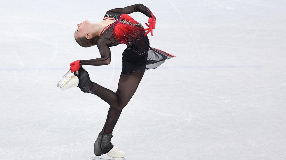 Die russische Eiskunstläuferin Kamila Walijewa bei Olympia in Peking