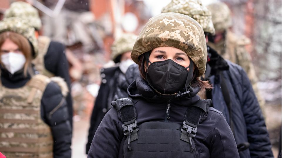 Bundesaußenministerin: Ukraine, Schyrokyne: Außenministerin Baerbock informiert sich im verlassenen Ort Schyrokyne an der Frontlinie zwischen der ukrainischen Armee und den von Russland unterstützten Separatisten über die Lage im Konfliktgebiet Donbass. Ukraine, Schyrokyne: Außenministerin Baerbock informiert sich im verlassenen Ort Schyrokyne an der Frontlinie zwischen der ukrainischen Armee und den von Russland unterstützten Separatisten über die Lage im Konfliktgebiet Donbass.