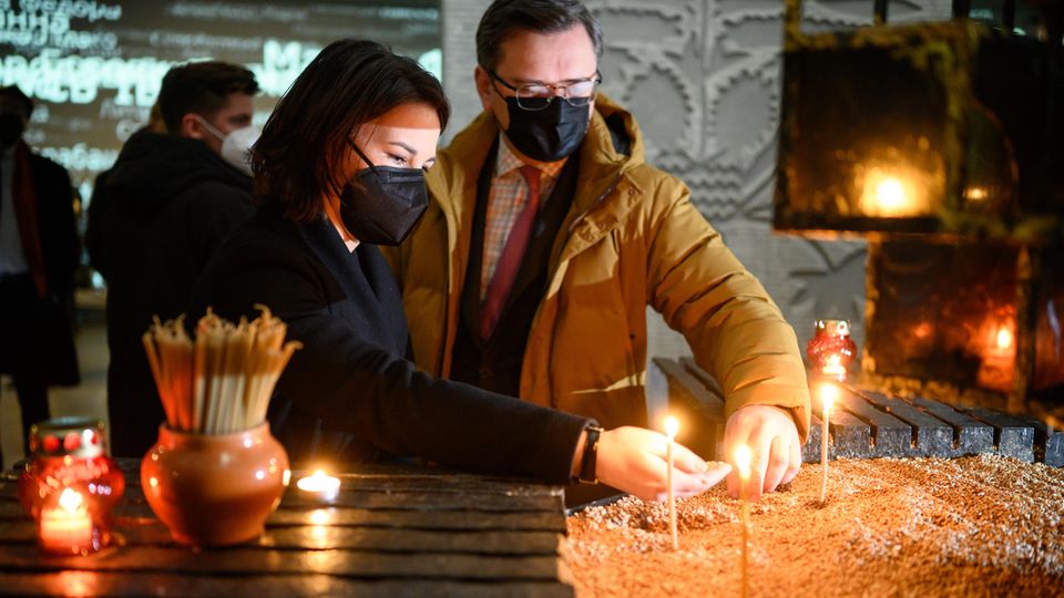 Bundesaußenministerin: Ukraine, Kiew: Außenministerin Baerbock zündet zusammen mit Dmytro Kuleba, Außenminister der Ukraine, bei einem Besuch der Holodomor-Gedenkstätte Kerzen an. Ukraine, Kiew: Außenministerin Baerbock zündet zusammen mit Dmytro Kuleba, Außenminister der Ukraine, bei einem Besuch der Holodomor-Gedenkstätte Kerzen an.