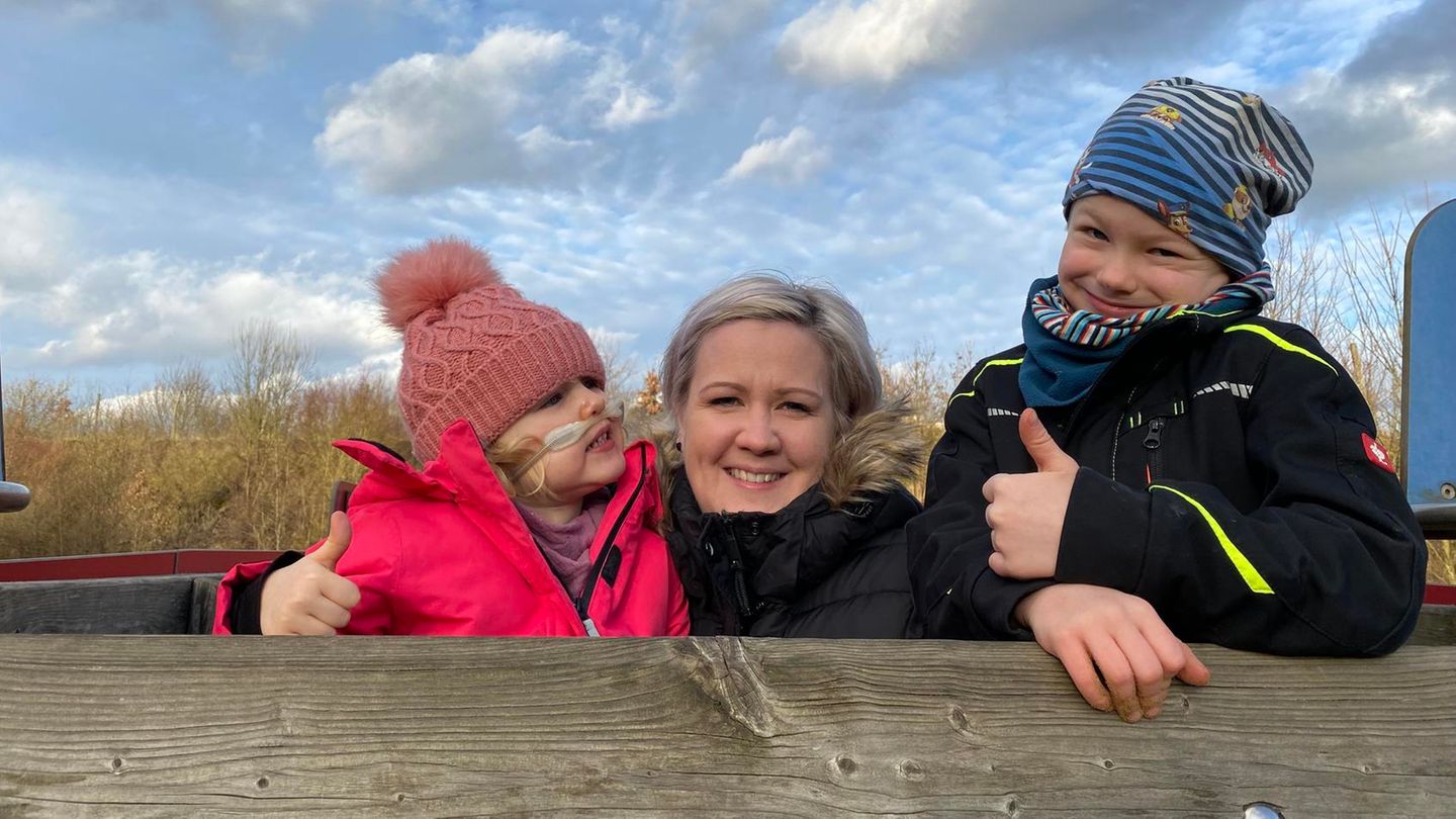 Mama Melanie Bähr mit der lungenkranken Tochter Merle und ihrem Sohn Lennard