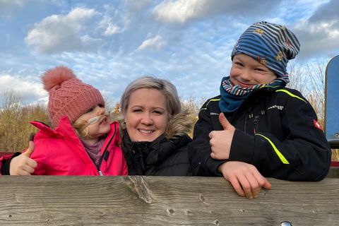 Mama Melanie Bähr mit der lungenkranken Tochter Merle und ihrem Sohn Lennard