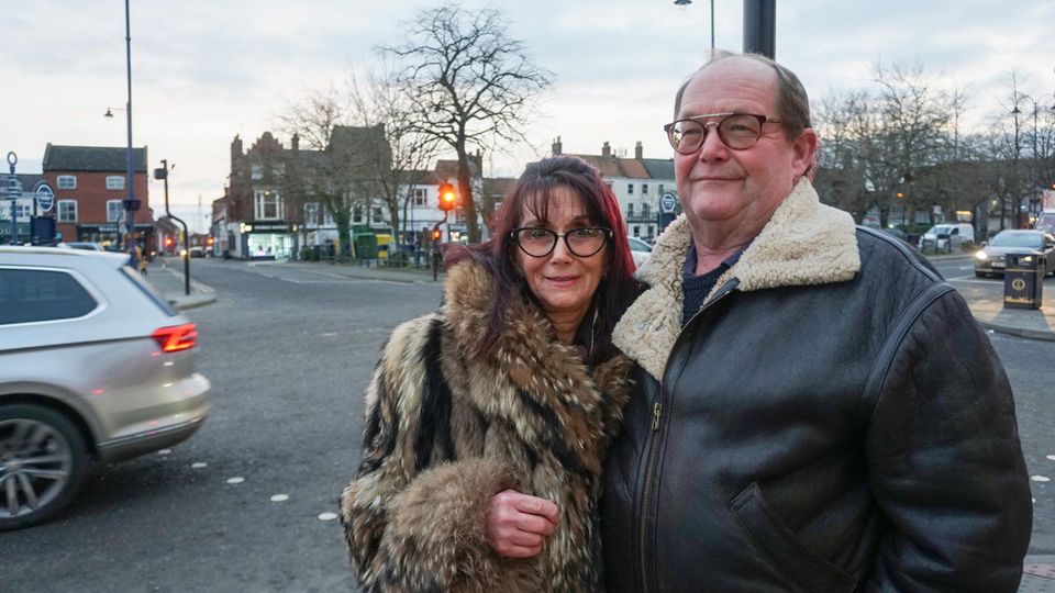 Britischer Premier: Susan und Lesley Whatmough in der Kleinstadt Boston im Osten Englands: "Ich habe einen Sohn verloren und die Queen ihren Ehemann – und Boris Johnson feiert eine Party." Susan und Lesley Whatmough in der Kleinstadt Boston im Osten Englands: "Ich habe einen Sohn verloren und die Queen ihren Ehemann – und Boris Johnson feiert eine Party."