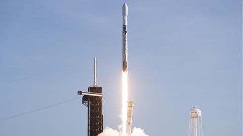 Eine Falcon 9-Rakete mit Starlink-Satelliten an Bord hebt vom Kennedy Space Center ab