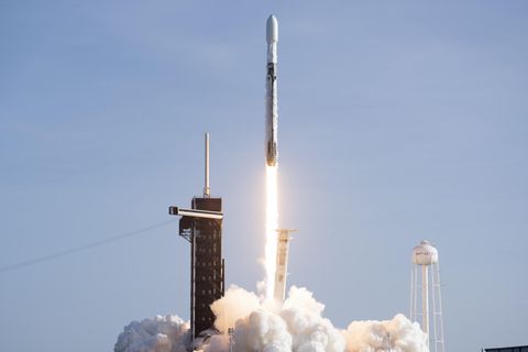 Eine Falcon 9-Rakete mit Starlink-Satelliten an Bord hebt vom Kennedy Space Center ab