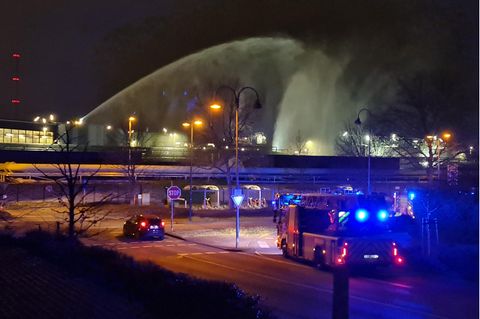 Die Feuerwehr ist nach einer Explosion im Chempark Leverkusen im Einsatz. Der Wasserschleier im Hintergrund entstand bei den Löscharbeiten der Werksfeuerwehr.