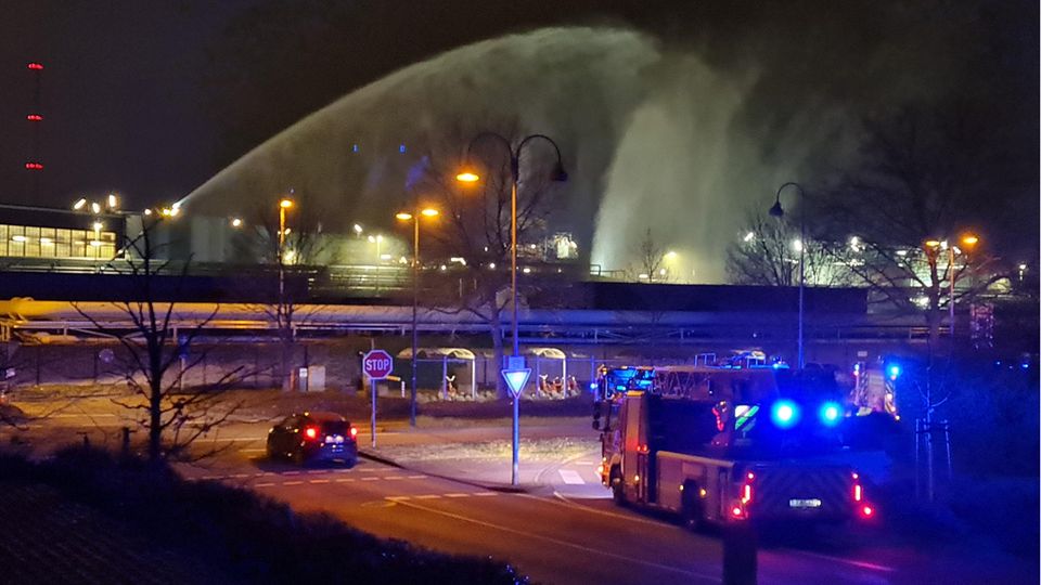 Die Feuerwehr ist nach einer Explosion im Chempark Leverkusen im Einsatz. Der Wasserschleier im Hintergrund entstand bei den Löscharbeiten der Werksfeuerwehr.
