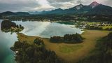 Kärnten Seen-Schleife  Region: Kärnten  Länge: 340 Kilometer  Dauer: 5–8 Tage  Schwierigkeit:  1 - 3  Info: seenschleife.at  Wie eine Acht zieht sich die Kärnten Seen-Schleife größtenteils flach durch Österreichs südlichstes Bundesland. Idealer Start ist der Knoten in der Mitte: Villach. Die Route ist nah ans Wasser gebaut, führt etwa vorbei am berühmten Wörthersee oder am Klopeiner See, dem wärmsten Badesee Europas. Wer müde Beine bekommt, kann mit Schiffen abkürzen.
