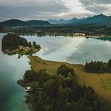 Kärnten Seen-Schleife  Region: Kärnten  Länge: 340 Kilometer  Dauer: 5–8 Tage  Schwierigkeit:  1 - 3  Info: seenschleife.at  Wie eine Acht zieht sich die Kärnten Seen-Schleife größtenteils flach durch Österreichs südlichstes Bundesland. Idealer Start ist der Knoten in der Mitte: Villach. Die Route ist nah ans Wasser gebaut, führt etwa vorbei am berühmten Wörthersee oder am Klopeiner See, dem wärmsten Badesee Europas. Wer müde Beine bekommt, kann mit Schiffen abkürzen.