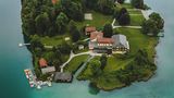 Reif für die Insel: Große Kärnten Seen-Schleife  Faaker-See-Insel - Velden am Wörthersee - Maria Wörth  Ob man den perfekten Morgen erlebt, hängt von der Entscheidung am Vorabend ab. In Kärnten am besten: mit dem Boot auf die Insel im Faaker See übersetzen und sich in Österreichs einzigem »Inselhotel« einbuchen. Dann beginnt der nächste Tag frei von Autos und umgeben von Wasser, das mal türkisblau, mal smaragdgrün schimmert, geradezu karibisch. Noch schnell alle Enten mit einem Hechtsprung in den See wecken, mit Rührei auf der Hotelterrasse die nötige Power anfuttern – dann wieder rüber aufs Festland und ab aufs Rad.  Erst umrunden wir den halben Faaker See, bevor wir den Lenker nach Norden richten. In St. Niklas wird die Drau überquert, dann biegen wir ab und erreichen nach einer gemütlichen halben Stunde Velden am Wörthersee. Wer beim Schwimmen keinen Fisch entdeckt, wird an der Uferpromenade sicher fündig: Hier brutzeln und braten zahlreiche Restaurants frischen Fang. Gut gestärkt, führen zwei Wege zum Abendziel Maria Wörth: Der erste entlang der Nordseite über Pörtschach und vorbei an Klagenfurt rund um den See. Die Abkürzung am südlichen Ufer entlang, durch die Dörfer Auen und Dellach, stets nah am See. Am Ziel endet der Tag fast so, wie er begonnen hat: mit Sushi und Cocktail auf dem Steg eines Hotels, das umgeben von türkisblauem Wasser liegt. Dieses Mal heißt es "Hotel Linde".