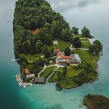 Reif für die Insel: Große Kärnten Seen-Schleife  Faaker-See-Insel - Velden am Wörthersee - Maria Wörth  Ob man den perfekten Morgen erlebt, hängt von der Entscheidung am Vorabend ab. In Kärnten am besten: mit dem Boot auf die Insel im Faaker See übersetzen und sich in Österreichs einzigem »Inselhotel« einbuchen. Dann beginnt der nächste Tag frei von Autos und umgeben von Wasser, das mal türkisblau, mal smaragdgrün schimmert, geradezu karibisch. Noch schnell alle Enten mit einem Hechtsprung in den See wecken, mit Rührei auf der Hotelterrasse die nötige Power anfuttern – dann wieder rüber aufs Festland und ab aufs Rad.  Erst umrunden wir den halben Faaker See, bevor wir den Lenker nach Norden richten. In St. Niklas wird die Drau überquert, dann biegen wir ab und erreichen nach einer gemütlichen halben Stunde Velden am Wörthersee. Wer beim Schwimmen keinen Fisch entdeckt, wird an der Uferpromenade sicher fündig: Hier brutzeln und braten zahlreiche Restaurants frischen Fang. Gut gestärkt, führen zwei Wege zum Abendziel Maria Wörth: Der erste entlang der Nordseite über Pörtschach und vorbei an Klagenfurt rund um den See. Die Abkürzung am südlichen Ufer entlang, durch die Dörfer Auen und Dellach, stets nah am See. Am Ziel endet der Tag fast so, wie er begonnen hat: mit Sushi und Cocktail auf dem Steg eines Hotels, das umgeben von türkisblauem Wasser liegt. Dieses Mal heißt es "Hotel Linde".