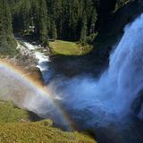 Berauschende Route: Tauernradweg  "Krimmler Wasserfälle" – "Bramberg am Wildkogel" – "Mittersill  Das Beste gleich zu Beginn? Am Tauernradweg kein Problem: Schon am Start in Krimml, gut sichtbar beim Frühstück im "Hotel Post" in der Ortsmitte, stürzen die Krimmler Wasserfälle die Felsen herab. Und zwar aus einer Gesamthöhe von 380 Metern, was, grob überschlagen, sieben Niagarafälle ergibt. Für Fahrräder ist das berauschende Terrain nichts, doch nach der Anfahrt ist es nur ein kurzer Fußmarsch den Wasserfallweg hinauf zu den spektakulären Aussichtskanzeln.  Man könnte jetzt bis ins Krimmler Achental wandern, aber zur Mittagszeit schillern am Fuße des unteren Wasserfalls die schönsten Regenbögen. Von nun an geht es mit dem Rad bergab, natürlich nur rein topografisch gesehen: immer an der Salzach entlang, durch den Nationalpark Hohe Tauern, bis ins 18 Kilometer entfernte Bramberg am Wildkogel. Im dortigen Restaurant "Weyerhof" angekommen, folgt der schwierigste Streckenabschnitt: sich aus den vielen Wasser-im-Mundzusammenlauf- Gerichten eines auszusuchen. Franz Meilinger zaubert klassischen Kaiserschmarrn genauso wie Spinatknödel oder geröstete Schweinsleber. Man könnte sich reinlegen und kann sich anschließend hinlegen: Der "Weyerhof" ist auch Hotel – ebenso wie das nicht weit entfernte "Schloss Mittersill", in dem sich schon Coco Chanel eine Nacht gönnte. Oder man fährt weiter und lässt den Tag mit einem Aperitif am Ufer des Zeller See ausklingen. Hier würde selbst Coco zur Bikerin.