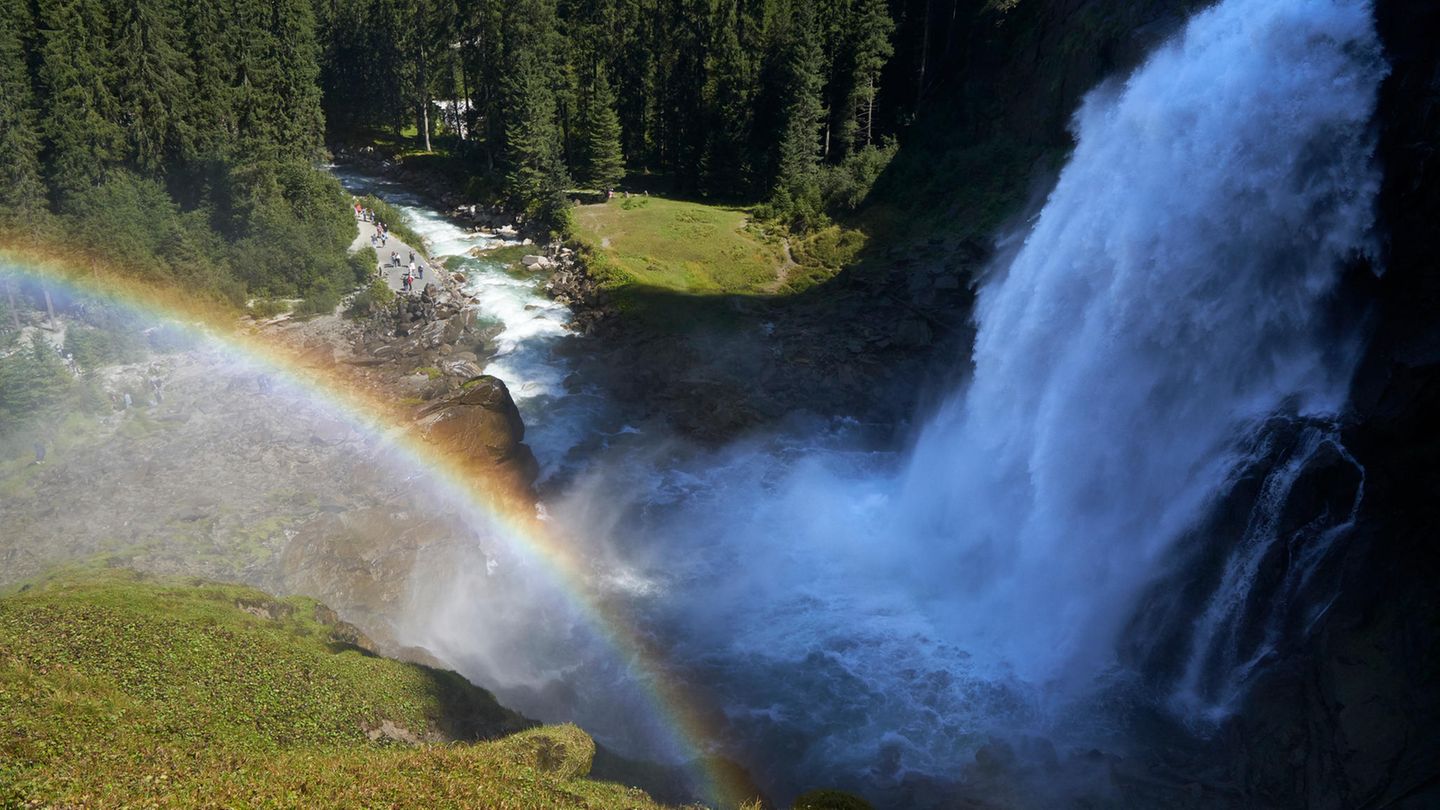 Radtouren in Österreich: Berauschende Route: Tauernradweg "Krimmler Wasserfälle" – "Bramberg am Wildkogel" – "Mittersill Das Beste gleich zu Beginn? Am Tauernradweg kein Problem: Schon am Start in Krimml, gut sichtbar beim Frühstück im "Hotel Post" in der Ortsmitte, stürzen die Krimmler Wasserfälle die Felsen herab. Und zwar aus einer Gesamthöhe von 380 Metern, was, grob überschlagen, sieben Niagarafälle ergibt. Für Fahrräder ist das berauschende Terrain nichts, doch nach der Anfahrt ist es nur ein kurzer Fußmarsch den Wasserfallweg hinauf zu den spektakulären Aussichtskanzeln. Man könnte jetzt bis ins Krimmler Achental wandern, aber zur Mittagszeit schillern am Fuße des unteren Wasserfalls die schönsten Regenbögen. Von nun an geht es mit dem Rad bergab, natürlich nur rein topografisch gesehen: immer an der Salzach entlang, durch den Nationalpark Hohe Tauern, bis ins 18 Kilometer entfernte Bramberg am Wildkogel. Im dortigen Restaurant "Weyerhof" angekommen, folgt der schwierigste Streckenabschnitt: sich aus den vielen Wasser-im-Mundzusammenlauf- Gerichten eines auszusuchen. Franz Meilinger zaubert klassischen Kaiserschmarrn genauso wie Spinatknödel oder geröstete Schweinsleber. Man könnte sich reinlegen und kann sich anschließend hinlegen: Der "Weyerhof" ist auch Hotel – ebenso wie das nicht weit entfernte "Schloss Mittersill", in dem sich schon Coco Chanel eine Nacht gönnte. Oder man fährt weiter und lässt den Tag mit einem Aperitif am Ufer des Zeller See ausklingen. Hier würde selbst Coco zur Bikerin. Berauschende Route: Tauernradweg "Krimmler Wasserfälle" – "Bramberg am Wildkogel" – "Mittersill Das Beste gleich zu Beginn? Am Tauernradweg kein Problem: Schon am Start in Krimml, gut sichtbar beim Frühstück im "Hotel Post" in der Ortsmitte, stürzen die Krimmler Wasserfälle die Felsen herab. Und zwar aus einer Gesamthöhe von 380 Metern, was, grob überschlagen, sieben Niagarafälle ergibt. Für Fahrräder ist das berauschende Terrain nichts, doch nach der Anfahrt ist es nur ein kurzer Fußmarsch den Wasserfallweg hinauf zu den spektakulären Aussichtskanzeln. Man könnte jetzt bis ins Krimmler Achental wandern, aber zur Mittagszeit schillern am Fuße des unteren Wasserfalls die schönsten Regenbögen. Von nun an geht es mit dem Rad bergab, natürlich nur rein topografisch gesehen: immer an der Salzach entlang, durch den Nationalpark Hohe Tauern, bis ins 18 Kilometer entfernte Bramberg am Wildkogel. Im dortigen Restaurant "Weyerhof" angekommen, folgt der schwierigste Streckenabschnitt: sich aus den vielen Wasser-im-Mundzusammenlauf- Gerichten eines auszusuchen. Franz Meilinger zaubert klassischen Kaiserschmarrn genauso wie Spinatknödel oder geröstete Schweinsleber. Man könnte sich reinlegen und kann sich anschließend hinlegen: Der "Weyerhof" ist auch Hotel – ebenso wie das nicht weit entfernte "Schloss Mittersill", in dem sich schon Coco Chanel eine Nacht gönnte. Oder man fährt weiter und lässt den Tag mit einem Aperitif am Ufer des Zeller See ausklingen. Hier würde selbst Coco zur Bikerin.