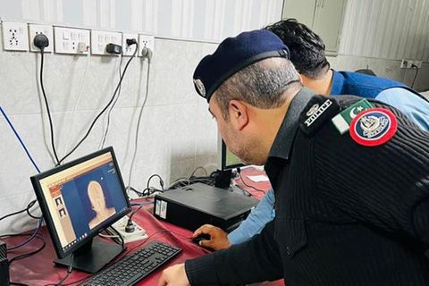 Polizisten untersuchen das Röntgenbild der Schwangeren