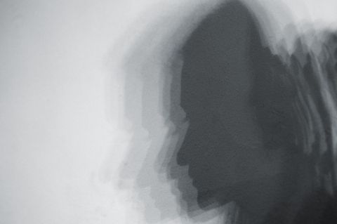 Einsamkeit symbolisierende Silhouette einer Frau