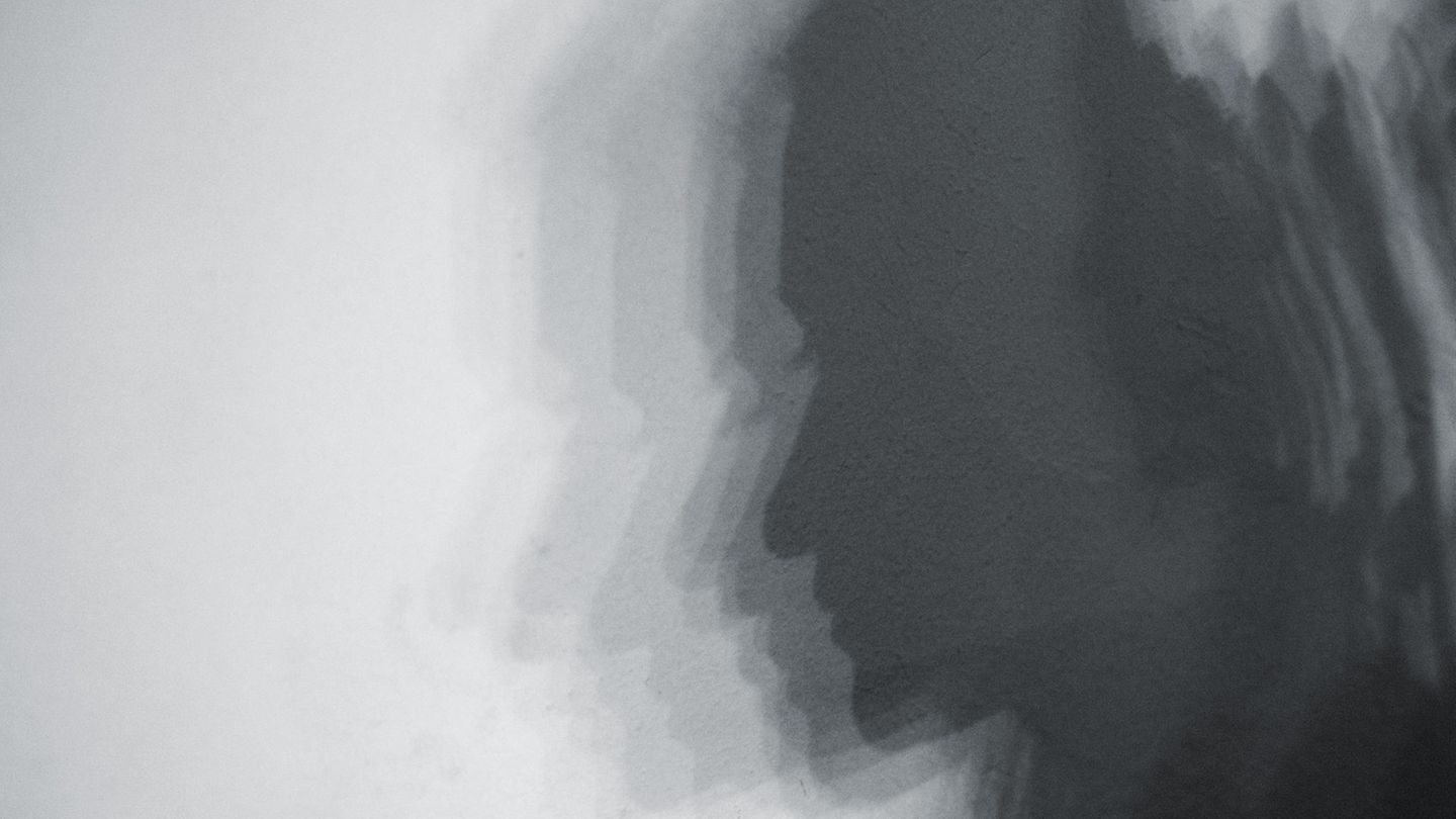 Einsamkeit symbolisierende Silhouette einer Frau