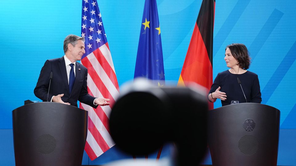 Deutschland, Berlin: Außenministerin Baerbock gibt mit ihrem Amtskollegen aus den USA, Antony Blinken, eine Pressekonferenz. Deutschland, Berlin: Außenministerin Baerbock gibt mit ihrem Amtskollegen aus den USA, Antony Blinken, eine Pressekonferenz.