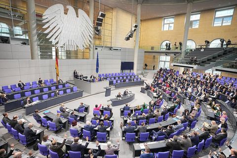 Abgeordnete nehmen an einer Sitzung des Bundestags teil