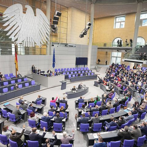 Abgeordnete nehmen an einer Sitzung des Bundestags teil