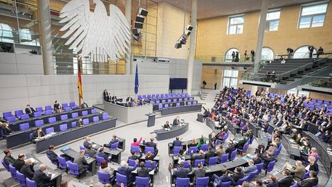 Abgeordnete nehmen an einer Sitzung des Bundestags teil