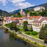Murradradweg: Region Salzburger Land und Steiermark  Länge: 356 Kilometer  Dauer: 8 Tage  Schwierigkeit: 1-3  Info: steiermark.com/murradweg  Die Mur fließt vom Salzburger Lungau im Nationalpark Hohe Tauern über historische Handelsstädte, wie Bruck an der Mur, durch alte Obstgärten und hinein in die steirische Hauptstadt Graz, durch wilde Auenwälder und schließlich bis nach Slowenien und Kroatien. Stets an ihrer Seite: der Murradweg, eine Kombination aus wenig befahrenen Neben- und reinen Radstraßen, der auf 1075 Höhenmetern startet und auf 209 endet.