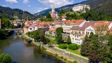 Murradradweg: Region Salzburger Land und Steiermark  Länge: 356 Kilometer  Dauer: 8 Tage  Schwierigkeit: 1-3  Info: steiermark.com/murradweg  Die Mur fließt vom Salzburger Lungau im Nationalpark Hohe Tauern über historische Handelsstädte, wie Bruck an der Mur, durch alte Obstgärten und hinein in die steirische Hauptstadt Graz, durch wilde Auenwälder und schließlich bis nach Slowenien und Kroatien. Stets an ihrer Seite: der Murradweg, eine Kombination aus wenig befahrenen Neben- und reinen Radstraßen, der auf 1075 Höhenmetern startet und auf 209 endet.