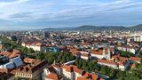 Immer stromaufwärts: Murradradweg  "Gosdorf" – "Graz" – "Bruck an der Mur"  Wer sportlich gegen den Strom radeln möchte, sollte sich erst mal einen Überblick verschaffen. Dafür am besten im Morgenlicht auf den Gosdorfer Murturm klettern. Dann sieht man aus 27 Meter Höhe den märchenhaften Auenwald der Mur, den man gleich durchqueren wird. Und: Man spürt, wie sich die Oberschenkel nach 168 Stufen – Guten Morgen! – zum Dienst melden. Was man noch nicht sieht, ist Graz, das erste Zwischenziel, 60 Kilometer entfernt. Also los, vorbei an der Schiffsmühle Mureck und der "Murhüttn", wo man per Fähre nach Slowenien übersetzen könnte. Stattdessen nehmen wir eine Biegung nach Norden und lassen es bis Lebring rollen, um dort im »Steirercafé« auf ein zweites Frühstück einzukehren. Ein frühes Murauer Pils gäbe es hier auch, dann aber könnten die nächsten 30 Kilometer nicht ohne werden. Ziel ist der Grazer Schlossberg , erreichbar per Aufzug oder – Hello again, Oberschenkel! – 260 Stufen. Der Ausblick über die Stadt ist jede davon wert. Gemütlich wird es dann auf der mit Grün umwachsenen Terrasse des "Starcke Haus". Und weil es hier im Süden der Steiermark schon mal heiß werden kann, ist man beim Weiterradeln selig. Denn: Man fährt ja an einem Fluss. Spätestens in Pernegg, auf der weiten Liegewiese des "Wirtshaus Ritschi", ist es höchste Zeit für einen Sprung in die Mur. Von außen kühlt das Flusswasser, von innen bald ein frisches Glas steirischer Chardonnay. Wenn man schließlich am Abend nach rund 120 Kilometern in der alten Handelsstadt Bruck an der Mur einradelt, mixen sie in der "Weinerei im Baderhaus" sicher schon die Cocktails. Gute Nacht, Oberschenkel!