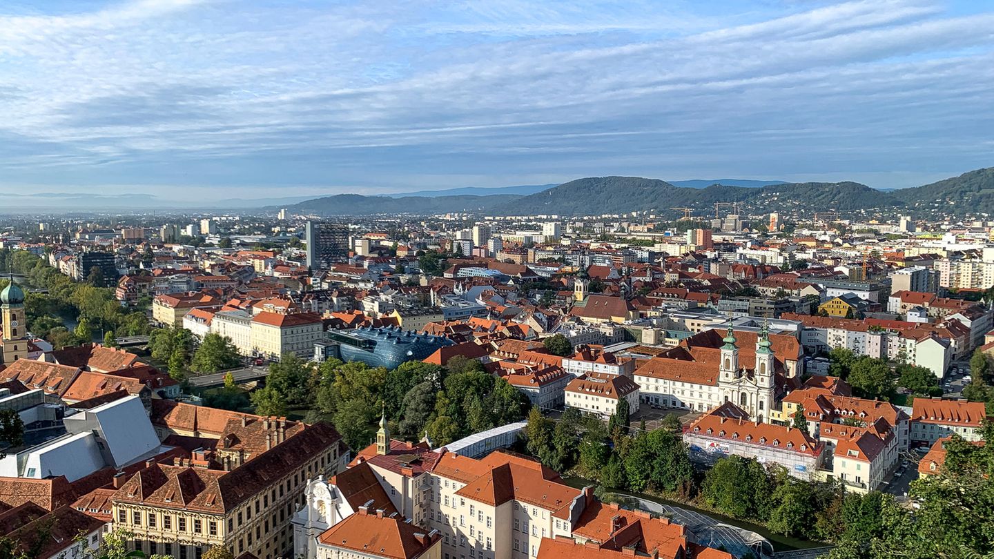Radtouren in Österreich: Immer stromaufwärts: Murradradweg "Gosdorf" – "Graz" – "Bruck an der Mur" Wer sportlich gegen den Strom radeln möchte, sollte sich erst mal einen Überblick verschaffen. Dafür am besten im Morgenlicht auf den Gosdorfer Murturm klettern. Dann sieht man aus 27 Meter Höhe den märchenhaften Auenwald der Mur, den man gleich durchqueren wird. Und: Man spürt, wie sich die Oberschenkel nach 168 Stufen – Guten Morgen! – zum Dienst melden. Was man noch nicht sieht, ist Graz, das erste Zwischenziel, 60 Kilometer entfernt. Also los, vorbei an der Schiffsmühle Mureck und der "Murhüttn", wo man per Fähre nach Slowenien übersetzen könnte. Stattdessen nehmen wir eine Biegung nach Norden und lassen es bis Lebring rollen, um dort im »Steirercafé« auf ein zweites Frühstück einzukehren. Ein frühes Murauer Pils gäbe es hier auch, dann aber könnten die nächsten 30 Kilometer nicht ohne werden. Ziel ist der Grazer Schlossberg , erreichbar per Aufzug oder – Hello again, Oberschenkel! – 260 Stufen. Der Ausblick über die Stadt ist jede davon wert. Gemütlich wird es dann auf der mit Grün umwachsenen Terrasse des "Starcke Haus". Und weil es hier im Süden der Steiermark schon mal heiß werden kann, ist man beim Weiterradeln selig. Denn: Man fährt ja an einem Fluss. Spätestens in Pernegg, auf der weiten Liegewiese des "Wirtshaus Ritschi", ist es höchste Zeit für einen Sprung in die Mur. Von außen kühlt das Flusswasser, von innen bald ein frisches Glas steirischer Chardonnay. Wenn man schließlich am Abend nach rund 120 Kilometern in der alten Handelsstadt Bruck an der Mur einradelt, mixen sie in der "Weinerei im Baderhaus" sicher schon die Cocktails. Gute Nacht, Oberschenkel! Immer stromaufwärts: Murradradweg "Gosdorf" – "Graz" – "Bruck an der Mur" Wer sportlich gegen den Strom radeln möchte, sollte sich erst mal einen Überblick verschaffen. Dafür am besten im Morgenlicht auf den Gosdorfer Murturm klettern. Dann sieht man aus 27 Meter Höhe den märchenhaften Auenwald der Mur, den man gleich durchqueren wird. Und: Man spürt, wie sich die Oberschenkel nach 168 Stufen – Guten Morgen! – zum Dienst melden. Was man noch nicht sieht, ist Graz, das erste Zwischenziel, 60 Kilometer entfernt. Also los, vorbei an der Schiffsmühle Mureck und der "Murhüttn", wo man per Fähre nach Slowenien übersetzen könnte. Stattdessen nehmen wir eine Biegung nach Norden und lassen es bis Lebring rollen, um dort im »Steirercafé« auf ein zweites Frühstück einzukehren. Ein frühes Murauer Pils gäbe es hier auch, dann aber könnten die nächsten 30 Kilometer nicht ohne werden. Ziel ist der Grazer Schlossberg , erreichbar per Aufzug oder – Hello again, Oberschenkel! – 260 Stufen. Der Ausblick über die Stadt ist jede davon wert. Gemütlich wird es dann auf der mit Grün umwachsenen Terrasse des "Starcke Haus". Und weil es hier im Süden der Steiermark schon mal heiß werden kann, ist man beim Weiterradeln selig. Denn: Man fährt ja an einem Fluss. Spätestens in Pernegg, auf der weiten Liegewiese des "Wirtshaus Ritschi", ist es höchste Zeit für einen Sprung in die Mur. Von außen kühlt das Flusswasser, von innen bald ein frisches Glas steirischer Chardonnay. Wenn man schließlich am Abend nach rund 120 Kilometern in der alten Handelsstadt Bruck an der Mur einradelt, mixen sie in der "Weinerei im Baderhaus" sicher schon die Cocktails. Gute Nacht, Oberschenkel!