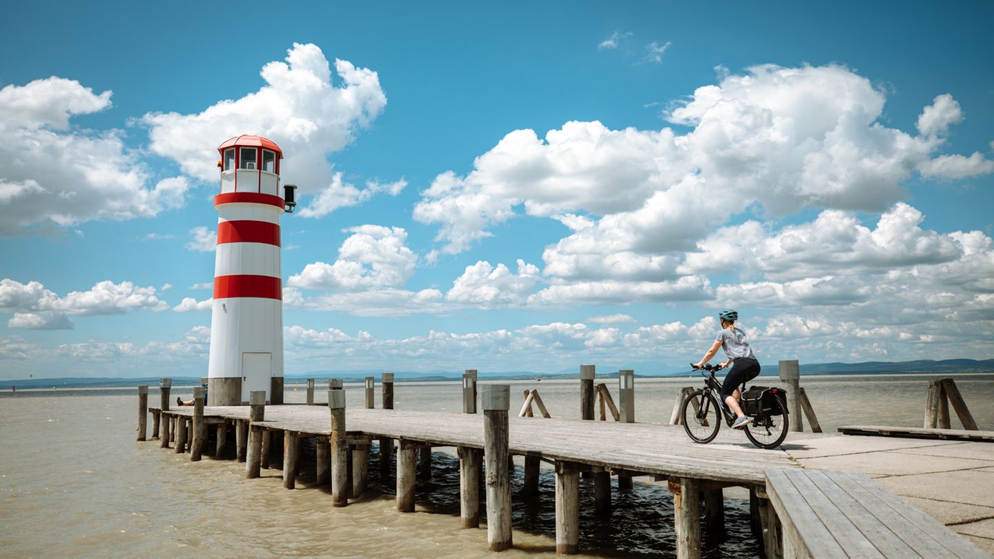 Radtouren in Österreich: Eine runde Sache: Neusiedler See Radweg Rust – Podersdorf oder Purbach – "Neusiedl am See Der Vorteil an Rundwegen: Man kann starten, wo man möchte, und kommt doch überall vorbei. Rust aber, ein kleines Städtchen auf der Westseite des Neusiedler Sees, ist besonders empfehlenswert als Startpunkt am frühen Morgen: Wenn die Störche in ihren Nestern erwachen, paddeln wir aus der Ruster Bucht hinaus auf den größten See Österreichs. Wobei wir uns eher in fernen Gefilden wähnen. Luftsprünge erlaubt, bei Hechtsprüngen Vorsicht: Der See ist nirgends tiefer als 1,80 Meter. Wieder am Ufer, lässt man die Windrichtung entscheiden, wohin der Lenker zeigen soll. Nach Süden? Dann kürzt man in Mörbisch per Fähre nach Illmitz ab und ist plötzlich mittendrin im Nationalpark: zwischen Salzlacken und Schilf und Reihern und Löfflern, die ihren Geschäften nachgehen und Futter suchen. Das sollte man auch. Mögliche Fundstelle: in Podersdorf, im Gastgarten "Zur Dankbarkeit", könnte es zum Beispiel ein gebratener Zander mit einem Glas Muskateller sein. Ist man dagegen von Rust nach Norden gestartet, sollte man ein Mittagessen in Purbach anpeilen. Beim Spritzwein in einem der 50 kühlen Weinkeller der Purbacher Kellergasse ist die Gefahr allerdings groß, selbst zum Löffler zu werden und den Schnabel zu tief ins Glas zu stecken. Passiert? Das nächste Seebad für einen Mittagsschlaf ist nicht weit. Es reicht, zum Sonnenuntergang in Neusiedl am See zu sein. Der lässt sich übrigens auf die Minute bestimmen: Die Bar "Mole West" bietet die Sonnenuntergangszeit immer aktuell auf ihrer Startseite an. Damit man spätestens um beispielsweise 18.33 Uhr auf der Seeterrasse ein Glas Welschriesling in der Hand hält. Eine runde Sache: Neusiedler See Radweg Rust – Podersdorf oder Purbach – "Neusiedl am See Der Vorteil an Rundwegen: Man kann starten, wo man möchte, und kommt doch überall vorbei. Rust aber, ein kleines Städtchen auf der Westseite des Neusiedler Sees, ist besonders empfehlenswert als Startpunkt am frühen Morgen: Wenn die Störche in ihren Nestern erwachen, paddeln wir aus der Ruster Bucht hinaus auf den größten See Österreichs. Wobei wir uns eher in fernen Gefilden wähnen. Luftsprünge erlaubt, bei Hechtsprüngen Vorsicht: Der See ist nirgends tiefer als 1,80 Meter. Wieder am Ufer, lässt man die Windrichtung entscheiden, wohin der Lenker zeigen soll. Nach Süden? Dann kürzt man in Mörbisch per Fähre nach Illmitz ab und ist plötzlich mittendrin im Nationalpark: zwischen Salzlacken und Schilf und Reihern und Löfflern, die ihren Geschäften nachgehen und Futter suchen. Das sollte man auch. Mögliche Fundstelle: in Podersdorf, im Gastgarten "Zur Dankbarkeit", könnte es zum Beispiel ein gebratener Zander mit einem Glas Muskateller sein. Ist man dagegen von Rust nach Norden gestartet, sollte man ein Mittagessen in Purbach anpeilen. Beim Spritzwein in einem der 50 kühlen Weinkeller der Purbacher Kellergasse ist die Gefahr allerdings groß, selbst zum Löffler zu werden und den Schnabel zu tief ins Glas zu stecken. Passiert? Das nächste Seebad für einen Mittagsschlaf ist nicht weit. Es reicht, zum Sonnenuntergang in Neusiedl am See zu sein. Der lässt sich übrigens auf die Minute bestimmen: Die Bar "Mole West" bietet die Sonnenuntergangszeit immer aktuell auf ihrer Startseite an. Damit man spätestens um beispielsweise 18.33 Uhr auf der Seeterrasse ein Glas Welschriesling in der Hand hält.