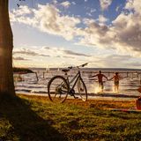 Neusiedler See Radweg: Region Burgenland  Länge: 125 Kilometer  Dauer: 1–3 Tage  Schwierigkeit: 1  Info: neusiedlersee.com  Auf dem fast durchweg asphaltierten Radweg rollt man gemütlich um den zweitgrößten Steppensee Europas. Es gibt nur wenige Steigungen, und wer den Umweg über Ungarn auslassen möchte, kann per Fähre gut abkürzen. Ideal für Familien, die den Nationalpark erkunden wollen.