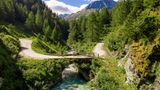 Eurovelo Nr. 9  Region: Niederösterreich - Wien - Steiermark  Länge: 434 Kilometer  Dauer: 8–9 Tage  Schwierigkeit: 2  Info: de.eurovelo.com/ev9  Der EuroVelo 9 geht viel über Land aber auch mitten durch Wien. Einige Passagen sind durchaus anspruchsvoll, etwa der Anstieg in Richtung Mönichkirchen, dem höchsten Punkt der Tour. Doch vielerorts steht ein Radshuttle bereit.