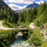 Eurovelo Nr. 9  Region: Niederösterreich - Wien - Steiermark  Länge: 434 Kilometer  Dauer: 8–9 Tage  Schwierigkeit: 2  Info: de.eurovelo.com/ev9  Der EuroVelo 9 geht viel über Land aber auch mitten durch Wien. Einige Passagen sind durchaus anspruchsvoll, etwa der Anstieg in Richtung Mönichkirchen, dem höchsten Punkt der Tour. Doch vielerorts steht ein Radshuttle bereit.