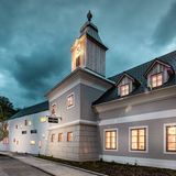 Niederösterreich - Traisental-Radweg  Glocken mit Geschichte  Die Design-Zimmer im Hotel "Zum Glockenturm" in Lilienfeld könnten auch mit Metropolen mithalten. Passend dazu: Im Wirtshaus »Leopold« nebenan schmeckt das gebratene Maishendl wie Haute Cuisine.  Weitere Infos: hotel-glockenturm.at