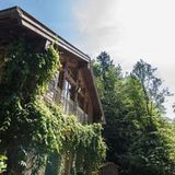 Salzburger Land - Tauernradweg  Also, Grüner wird’s nicht  Nur neun Kilometer von Salzburg, mitten im Wald gelegen. Vor der Abfahrt noch mal durch den Kräutergarten des Hotels "Hammerschmiede" und die dortige Kneippanlage wandeln, dann pedaliert es sich fröhlich weiter.  Weitere Infos: hammerschmiede.at