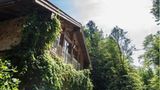 Salzburger Land - Tauernradweg  Also, Grüner wird’s nicht  Nur neun Kilometer von Salzburg, mitten im Wald gelegen. Vor der Abfahrt noch mal durch den Kräutergarten des Hotels "Hammerschmiede" und die dortige Kneippanlage wandeln, dann pedaliert es sich fröhlich weiter.  Weitere Infos: hammerschmiede.at