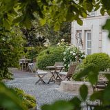 Weinland Steiermark Radtour  Alles im Grünen Bereich  Das "Garten-Hotel Ochensberger" heißt aus gutem Grund so: Hier wartet gehobenes Ambiente im Grünen, mit zwei "Falstaff"- Gabeln und 1000 Quadratmeter Wellness plus Naturschwimmteich. Ein Bett+Bike-Gastgeber mit Bike-Verleih und E-Ladestation.  Weitere Infos: ochensberger.at