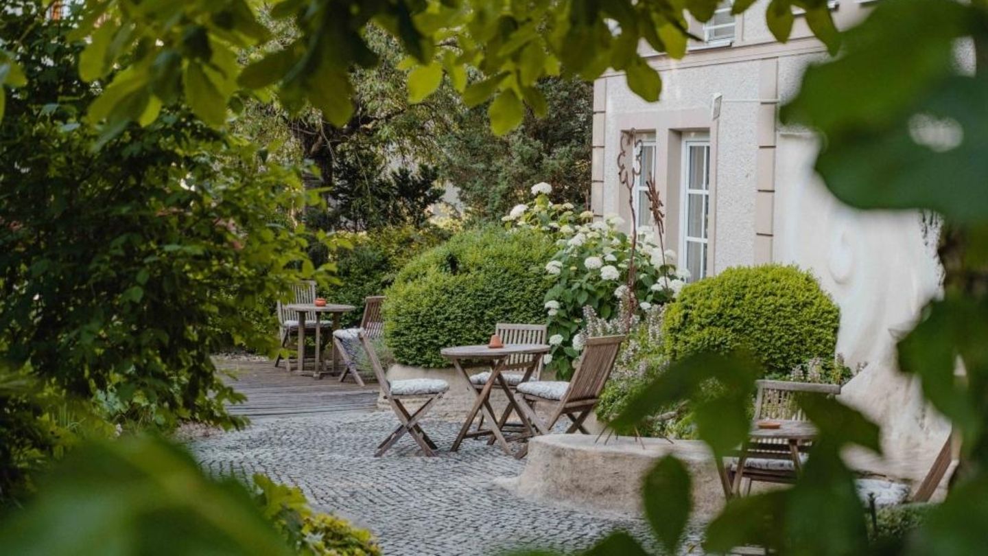 Weinland Steiermark Radtour  Alles im Grünen Bereich  Das "Garten-Hotel Ochensberger" heißt aus gutem Grund so: Hier wartet gehobenes Ambiente im Grünen, mit zwei "Falstaff"- Gabeln und 1000 Quadratmeter Wellness plus Naturschwimmteich. Ein Bett+Bike-Gastgeber mit Bike-Verleih und E-Ladestation.  Weitere Infos: ochensberger.at