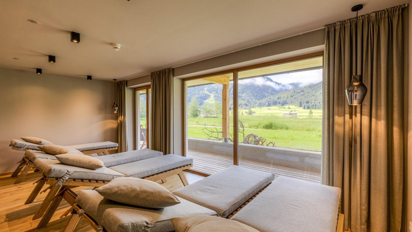 Große Kärnten Seen-Schleife  "Wer genießt, bleibt genießbar…"  So lautet das Motto im Landhotel "Die Forelle". Der Fisch von Küchenchef Hannes schmilzt förmlich auf der Zunge, noch besser ist nur der Blick aus den Panoramafenstern! Massage am Abend oder Sprung in den Weißensee am Morgen, so geht Bike-Wellness.  Weitere Infos: dieforelle.at