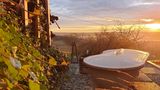 Burgenland: Paradiesroute Südburgenland  Wie Instagram in echt  So schön kann Architektur mit der Landschaft verschmelzen: Die Weinlofts am Eisenberg sind renovierte Kellerstöckl mit puristisch-luxuriöser Ausstattung, für Selbstversorgerinnen und Selbstversorger mit Geschmack. Blick über die sanfte Hügellandschaft inklusive.  Weitere Infos: weinlofts.at