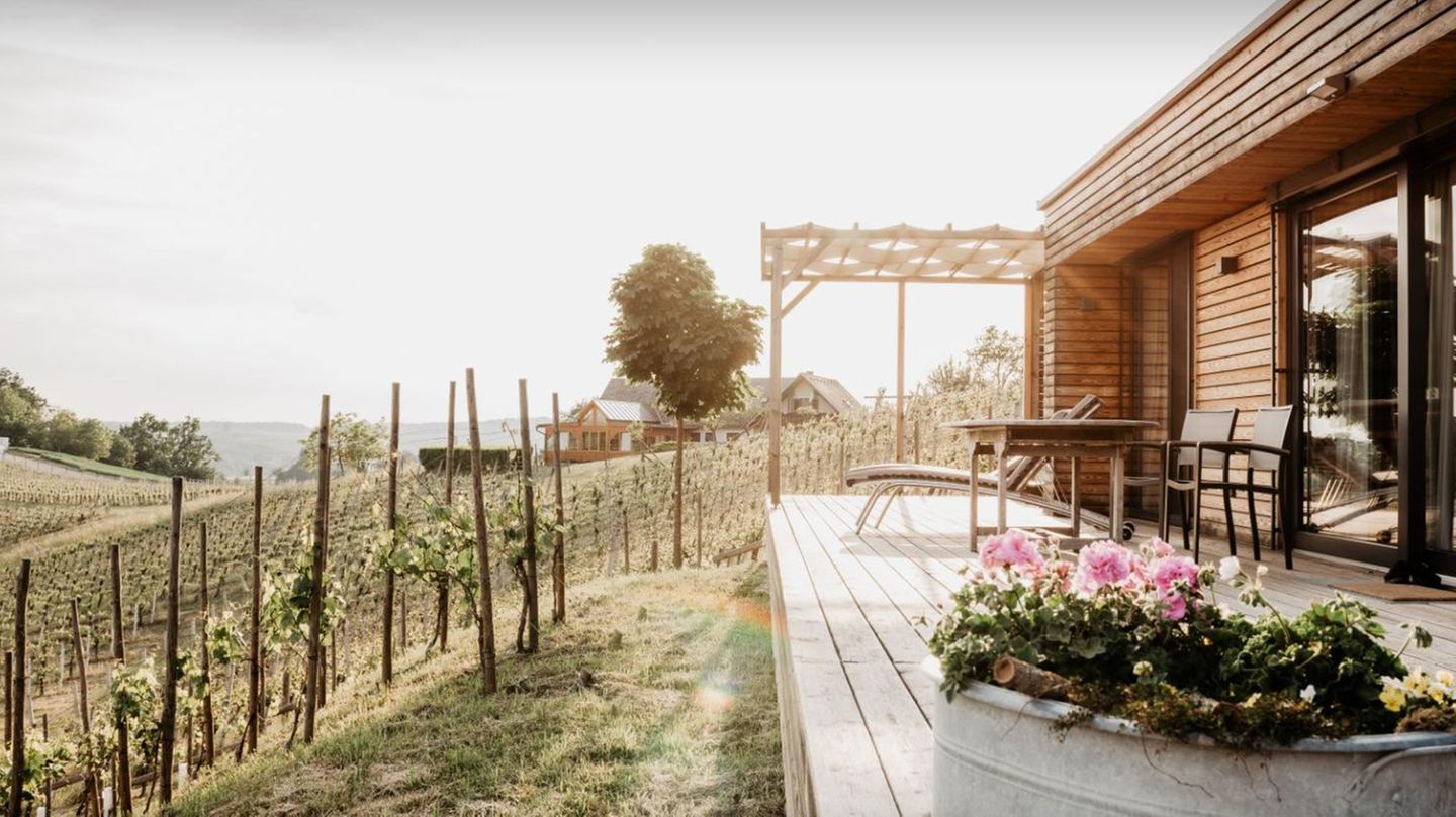 Steiermark - EuroVelo 9  Klein, aber Wein  Wie die Weinstöcke rundherum wirken die modernen Terrassen-Chalets, als seien sie aus den Hügeln des Vulkanlands gewachsen. Im »Weingarten-Resort Unterlamm« dreht sich alles um die Rebe, auf die im kleinsten Restaurant Österreichs (3 m², für 2 Personen) angestoßen wird.  Infos weinurlaub.at