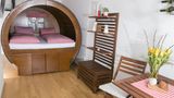 Niederösterreich - Iron Curtain Trail  Tiefschlaf vom Fass  Ein 300 Jahre altes Kellergewölbe, das Badezimmer ein alter Schweinestall, und schlummern im original XXL-Weinfass: Im "Winzerhof Küssler" steigt man vom Rad direkt ins Weinviertel ab. Die Weinverkostung im Heurigen ist natürlich Pflicht!  Weitere Infos: kuessler.at