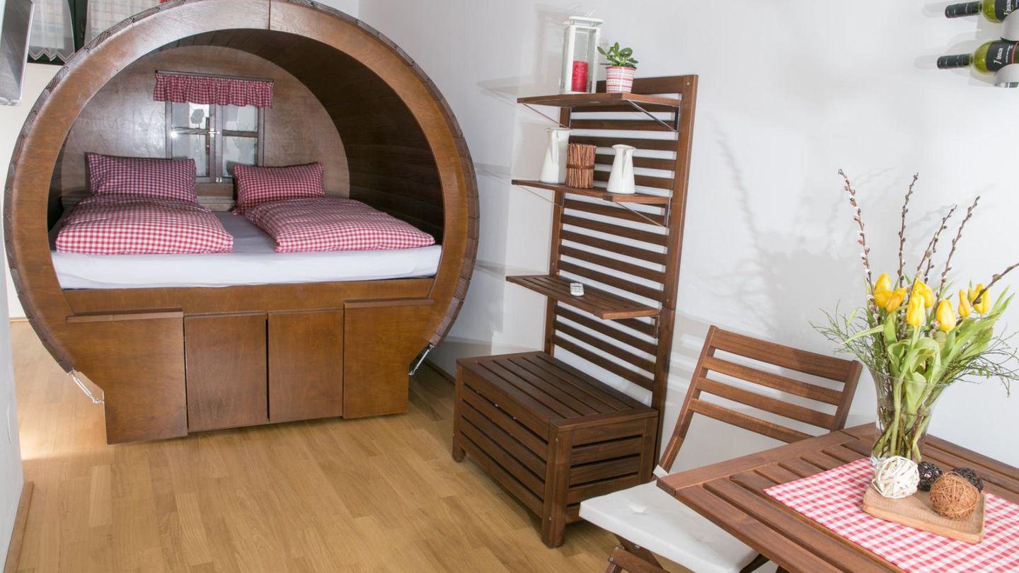 Niederösterreich - Iron Curtain Trail  Tiefschlaf vom Fass  Ein 300 Jahre altes Kellergewölbe, das Badezimmer ein alter Schweinestall, und schlummern im original XXL-Weinfass: Im "Winzerhof Küssler" steigt man vom Rad direkt ins Weinviertel ab. Die Weinverkostung im Heurigen ist natürlich Pflicht!  Weitere Infos: kuessler.at