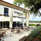 Niederösterreich - Donauradweg  Wenn Design die Donau trifft  Man könnte von der Dachterrasse in die Donau hüpfen, verweilt aber noch lieber im coolen Interieur der "Donau Lodge" – oder schippert mit der hauseigenen Zille übers Wasser, bevor es auf zwei Reifen durch das hüglige Nibelungengau weitergeht.  Weitere Infos: donau-lodge.at