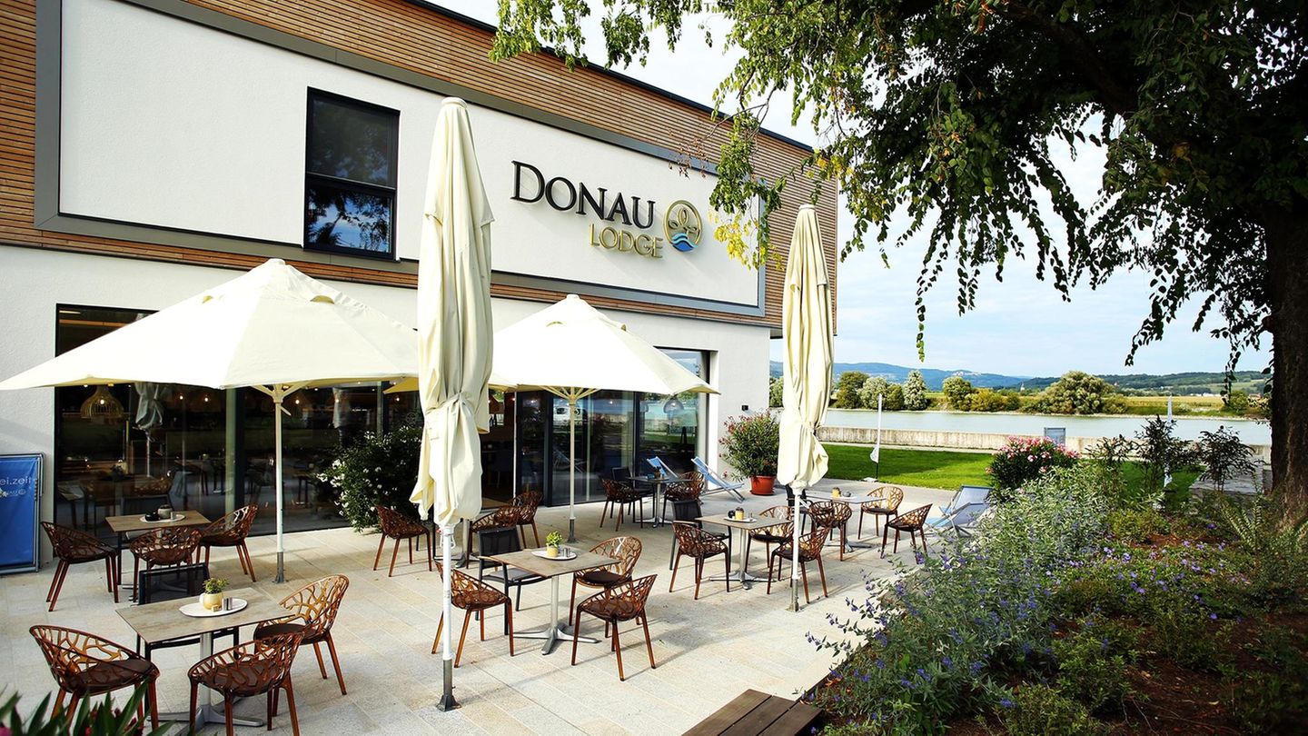 Niederösterreich - Donauradweg  Wenn Design die Donau trifft  Man könnte von der Dachterrasse in die Donau hüpfen, verweilt aber noch lieber im coolen Interieur der "Donau Lodge" – oder schippert mit der hauseigenen Zille übers Wasser, bevor es auf zwei Reifen durch das hüglige Nibelungengau weitergeht.  Weitere Infos: donau-lodge.at