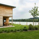 Kärnten - Drauradweg  Betten bei die Fische!  Brat mir einer 'nen Karpfen – und zwar vom Balkon aus geangelt. Ob moderne Holzblockhäuser oder Zimmer, bei "Fishery Steffan" am Klopeiner See schläft man direkt am Wasser. Radelnde können sich im Restaurant Stärkung angeln und im Badeteich die Beine kühlen.  Weitere Infos: fishery-steffan.at