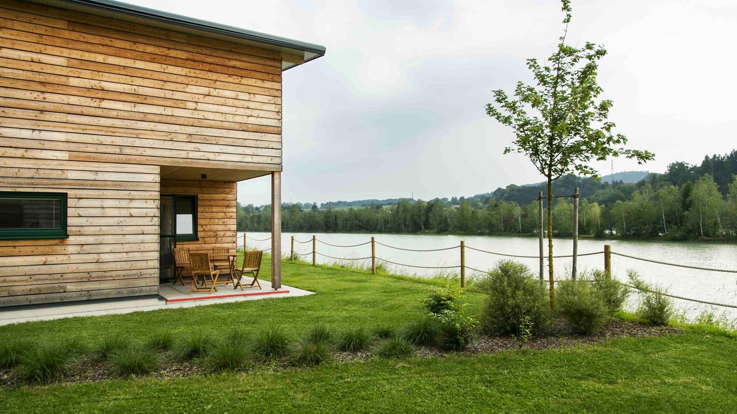 Kärnten - Drauradweg  Betten bei die Fische!  Brat mir einer 'nen Karpfen – und zwar vom Balkon aus geangelt. Ob moderne Holzblockhäuser oder Zimmer, bei "Fishery Steffan" am Klopeiner See schläft man direkt am Wasser. Radelnde können sich im Restaurant Stärkung angeln und im Badeteich die Beine kühlen.  Weitere Infos: fishery-steffan.at