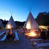 Donauradweg  Schlafen im Edel-Tipi: Mein Stammesland  Wo sind all die Indianer hin? Bei Familie Schmidbauer in Natternbach! Denn die hat Tipis, und was für welche. Genauer: 4-Sterne-Tipi-Suiten mit allem Komfort. Der Eintritt in den zugehörigen Erlebnispark ist inklusive.  Weitere Infos: ikuna.at