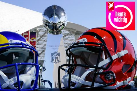 Die Vince Lombardi Trophäe ist hinter den Helmen der Los Angeles Rams (l) und der Cincinnati Bengals zu sehen