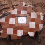 "Hier ruht ein Baum 1948 - 2018" ist auf diesem Mosaik zu lesen, das der Streetart-Künstler auf einen Baumstumpf gesetzt hat